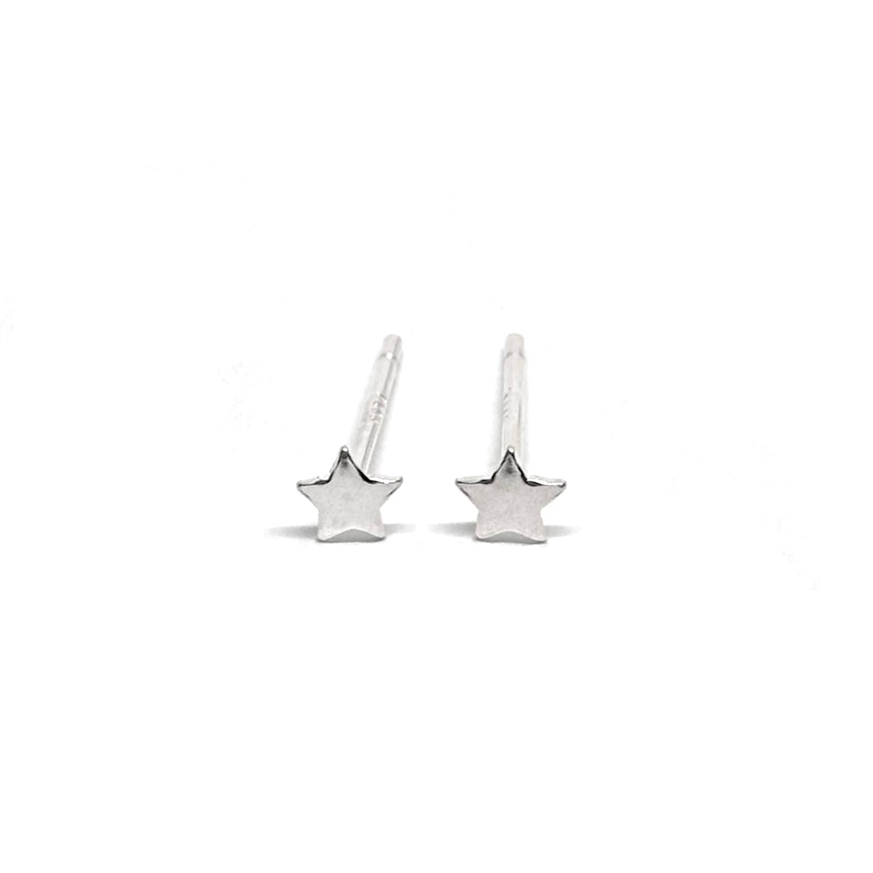 Boucles d’oreilles puces en argent 925 en forme de petites étoiles scintillantes, symboles de rêve et d’infini. Ces boucles délicates et modernes ajoutent une touche de lumière et d’élégance à votre look. Fabriquées en argent sterling 925 de haute qualité, elles offrent une brillance durable et résistent à l’oxydation. Légères et confortables, elles se portent aisément toute la journée, que ce soit pour le quotidien ou une occasion spéciale. Un bijou raffiné et intemporel, idéal à offrir ou à s’offrir pour